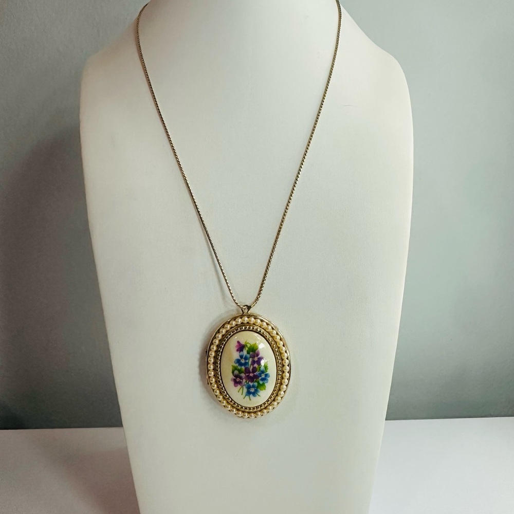 Vintage Avon Gold Tone Locket Necklace with Floral Design